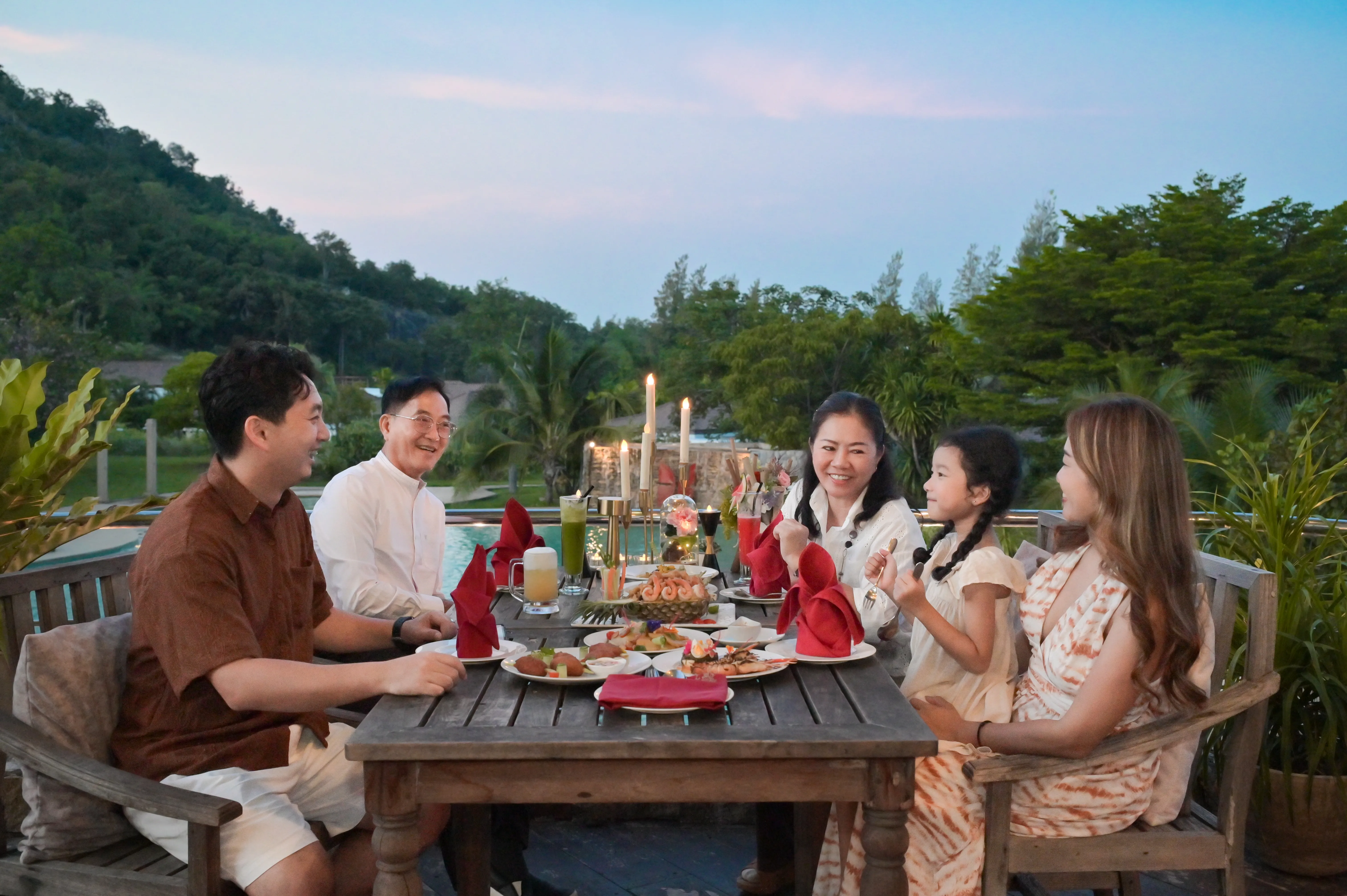 Family_dining_atmosphere