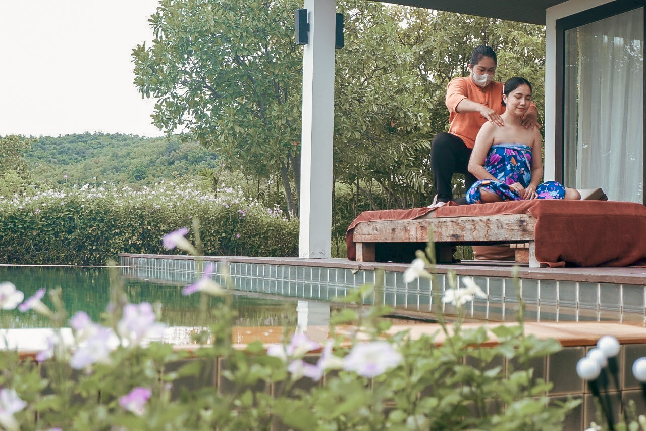 บรรยากาศผ่อนคลายและบริการนวดที่ The Spirit Resort