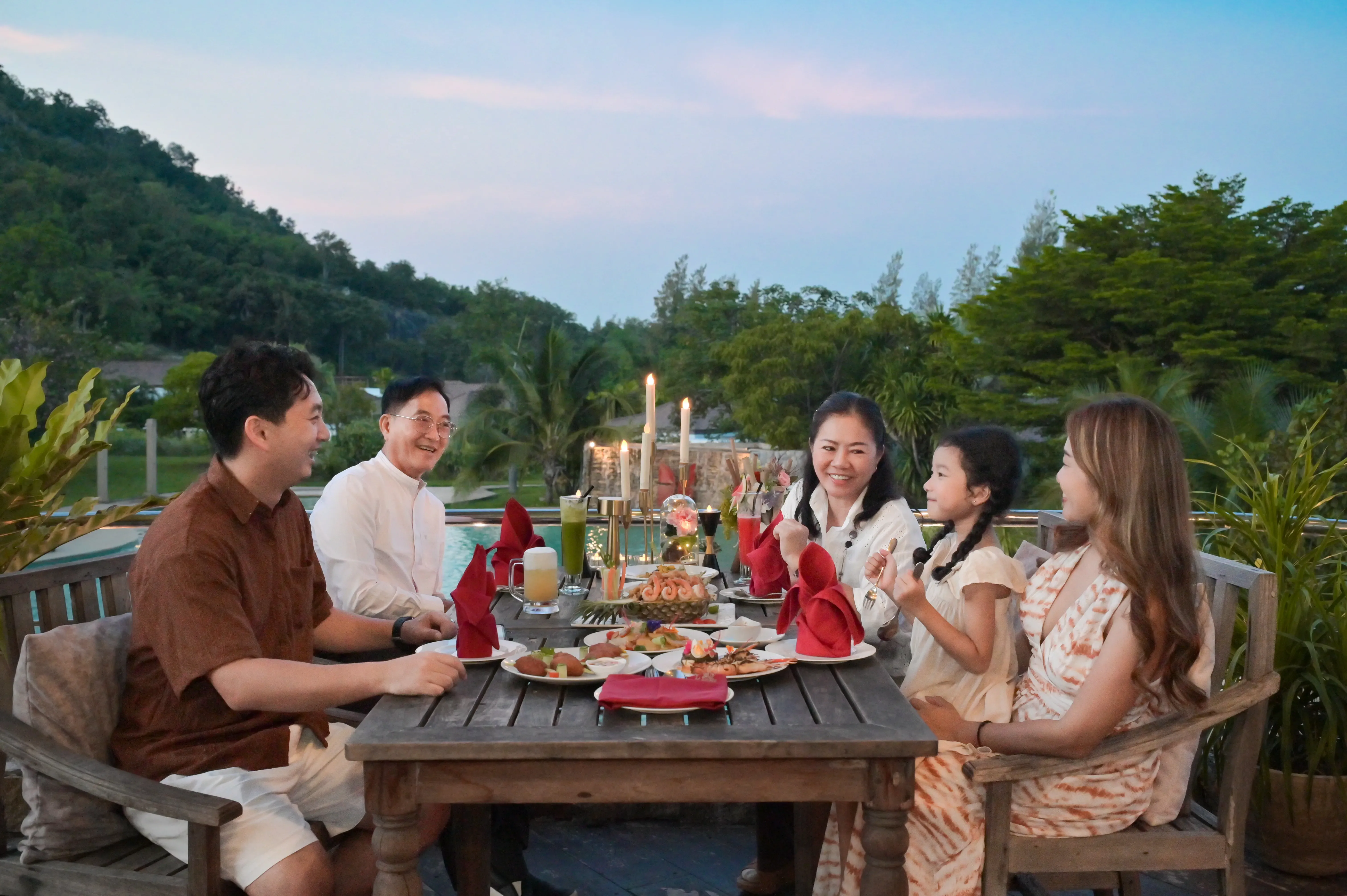 ที่พักหัวหิน พูลวิลล่าส่วนตัว วิวทะเล - Family dining atmosphere