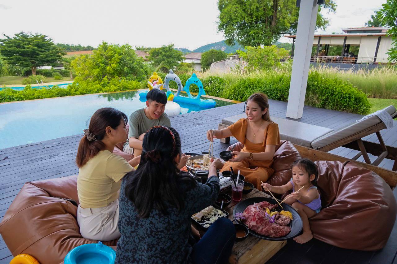 บรรยากาศชาบูริมสระที่ The Spirit Hua Hin Resort